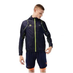 Kurtka turystyczna męska Lacoste Sport Roland Garros. Niebieskie kurtki sportowe męskie Lacoste, na lato, m, z aplikacjami, z materiału, z kapturem, na fitness i siłownię. Za 567.00 zł.