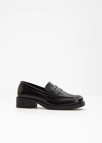 Loafersy chunky. Czarne czółenka damskie bonprix, bez wzorów, bez obcasa, bez zapięcia. Za 129.99 zł.