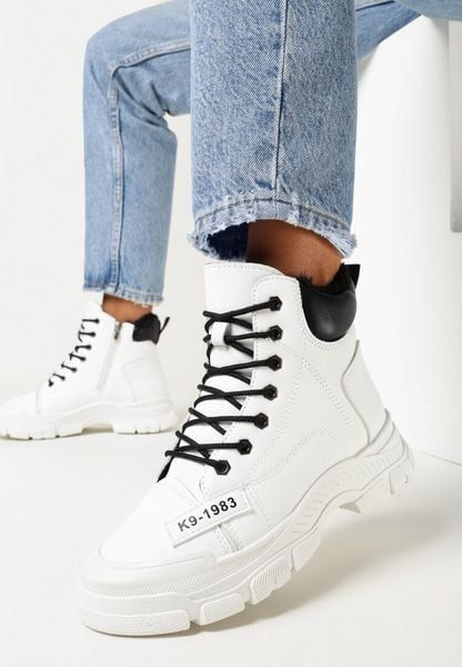 Białe Traperki na Grubej Podeszwie z Sznurowaniem Saranema. Białe trapery damskie Born2be, bez zapięcia. Za 104.99 zł.