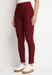 Bordowe Spodnie o Dopasowanym Kroju z Gumką w Talii i Kieszeniami Rizenna. Czerwone spodnie materiałowe damskie Born2be, bez wzorów, z jeansu, eleganckie. Za 39.99 zł.