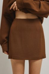 Trapezowa spódnica mini w kolorze HUZELNUT BROWN- SORTA-XS. Brązowe spódnice damskie Marsala, xs, bez wzorów, z poliesteru, klasyczne, mini, dopasowane. W wyprzedaży za 103.96 zł.