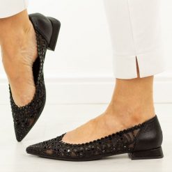 Czarne przewiewne baleriny damskie D&A 0104. Czarne balerinki damskie DiA, na lato, w ażurowe wzory, z jeansu, eleganckie, bez obcasa, na obcasie, bez zapięcia. Za 269.00 zł.