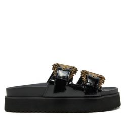 Klapki Versace Jeans Couture. Czarne klapki damskie Versace Jeans Couture, bez wzorów, z jeansu, bez obcasa, bez zapięcia. Za 799.99 zł.