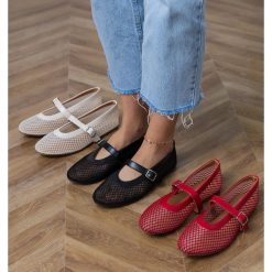 Czerwone balerinki siateczkowe ze sprzączką. Czerwone balerinki damskie bez wzorów, z materiału, eleganckie, bez obcasa, na obcasie, bez zapięcia. Za 81.83 zł.