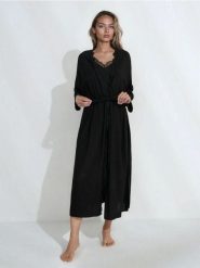 Wiskozowy szlafrok z koronkowym wykończeniem - czarny. Czarne szlafroki damskie Sinsay, l, bez wzorów, z koronki, bez ramiączek, bez kaptura. Za 59.99 zł.