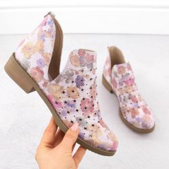 Botki damskie ażurowe wsuwane w kwiaty białe M.Daszyński SA62-102. Białe botki damskie M.Daszyński, z aplikacjami, ze skóry ekologicznej, za kostkę, bez obcasa, bez zapięcia. Za 149.99 zł.