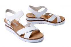 RIEKER V38G9-80 white, sandały damskie. Białe sandały damskie Rieker, bez wzorów, bez obcasa, na koturnie, bez zapięcia. Za 209.93 zł.