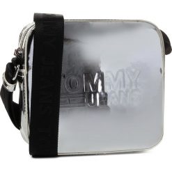 Torebka TOMMY JEANS - Tjw Texture Metallic Crossover AW0AW08139 0IM. Szare listonoszki damskie Tommy Jeans, bez wzorów, z jeansu, bez dodatków. Za 399.00 zł.