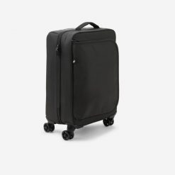 Walizka kabinowa na 4 kółkach 30 litrów. Czarne walizki damskie Decathlon, bez wzorów. Za 319.99 zł.
