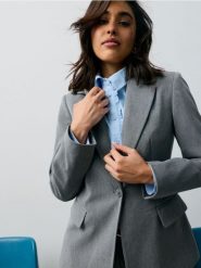 Żakiet slim fit z wiskozą - szary. Szare marynarki i żakiety damskie Sinsay, bez wzorów, z wiskozy, bez kołnierzyka, bez ramiączek. Za 79.99 zł.