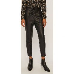 Vero Moda - Spodnie. Czarne spodnie materiałowe damskie Vero Moda, bez wzorów, z elastanu, casualowe. Za 169.90 zł.