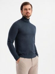 Dzianinowy męski golf z wiskozą – granatowy melanż V4. Niebieskie swetry męskie Ombre Clothing, l, bez wzorów, z dzianiny, eleganckie, bez kołnierzyka, bez ramiączek. W wyprzedaży za 69.99 zł.