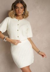Biały Kardigan z Wełną i Ozdobnymi Guzikami i Tłoczeniem Halanira. Białe kardigany damskie Renee, z aplikacjami, z wełny, eleganckie, bez kołnierzyka. Za 129.99 zł.