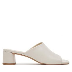 Klapki Vagabond Shoemakers. Brązowe klapki damskie Vagabond Shoemakers, bez wzorów, bez obcasa, bez zapięcia. Za 389.99 zł.