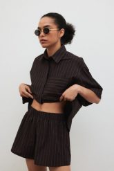 Szorty w paski w kolorze BROWN ESPRESSO - SHELLY-M. Brązowe szorty damskie Marsala, bez wzorów, z bawełny. Za 159.90 zł.