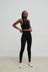 Legginsy z cienkiej prążkowanej dzianiny w kolorze TOTALLY BLACK - HIPS LIGHT-XS. Czarne legginsy damskie Marsala, bez wzorów, z bawełny. Za 199.90 zł.