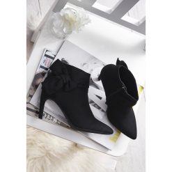 Czarne Botki Originality. Czarne botki damskie Born2be, bez wzorów, ze szpiczastym noskiem, bez obcasa, na obcasie, bez zapięcia. Za 109.99 zł.