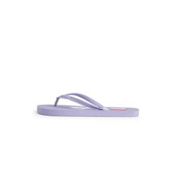 Klapki damskie Fila Troy. Fioletowe klapki damskie Fila, z aplikacjami, z gumy, eleganckie, bez obcasa, bez zapięcia. Za 40.99 zł.