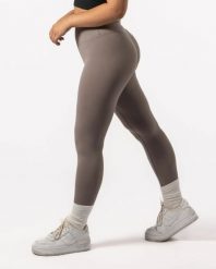 Damskie legginsy 7/8 na jogę i pilates, bez przedniego szwu – piaskowy. Brązowe legginsy damskie AESTHETIC WOLF, bez wzorów, z dzianiny. Za 149.99 zł.