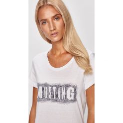Mustang - T-shirt. Białe t-shirty damskie Mustang, s, bez wzorów, z bawełny, bez kołnierzyka, bez ramiączek. Za 59.90 zł.