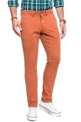 MUSTANG SPODNIE MĘSKIE Classic Chino 1008451 3187. Czerwone eleganckie spodnie męskie Mustang, bez wzorów, z materiału. W wyprzedaży za 79.99 zł.