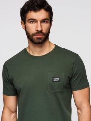 Casualowy męski t-shirt z naszywką na kieszeni – ciemnooliwkowy V4 - Rozmiar: XXL. Zielone t-shirty męskie Ombre Clothing, m, z aplikacjami, z bawełny, bez kołnierzyka, bez ramiączek. W wyprzedaży za 84.49 zł.