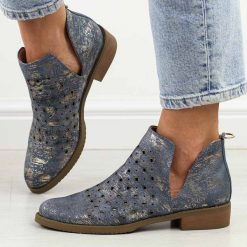 Niebieskie jeans wiosenne ażurowe botki damskie M.Daszyński Sa62-102. Niebieskie botki damskie M.Daszyński, na jesień, z aplikacjami, z jeansu, z okrągłym noskiem, bez obcasa, na obcasie, bez zapięcia. Za 199.00 zł.
