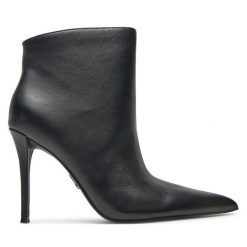 Botki Steve Madden. Czarne botki damskie Steve Madden, bez wzorów, bez obcasa, na szpilce, bez zapięcia. Za 699.99 zł.