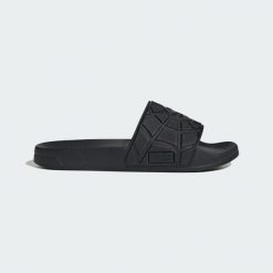 KLAPKI PRYSZNICOWE ADIDAS MARVEL SPIDER-MAN ADILETTE. Czarne klapki męskie Adidas, bez wzorów, z syntetyku, bez zapięcia. Za 179.00 zł.