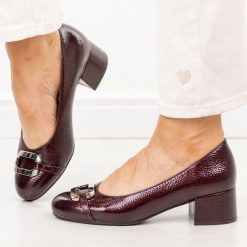 Bordowe lakierowane czółenka damskie na obcasie Potocki 12869. Czerwone czółenka damskie POTOCKI, na jesień, z aplikacjami, z lakierowanej skóry, eleganckie, z okrągłym noskiem, bez obcasa, na obcasie, bez zapięcia. Za 199.00 zł.