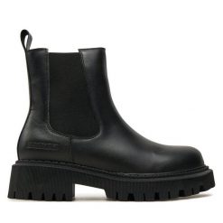 Kozaki Napapijri. Czarne kozaki damskie Napapijri, bez wzorów, bez obcasa, na płaskiej podeszwie, bez zapięcia. Za 559.99 zł.