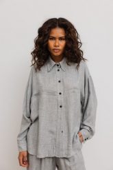 Luźna koszula z kieszeniami w kolorze LIGHT GREY- BERYL-S/M. Szare koszule damskie Marsala, m, bez wzorów, z jeansu, biznesowe, bez kołnierzyka, bez ramiączek. W wyprzedaży za 179.95 zł.