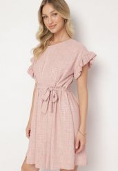 Ciemnoróżowa Sukienka Ozdobiona Falbankami i Paskiem Izulira. Czerwone sukienki damskie Born2be, uniwersalny, bez wzorów, eleganckie, bez kołnierzyka, bez ramiączek, mini. Za 79.99 zł.