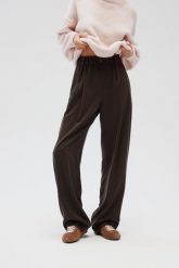 Eleganckie spodnie z zakładkami w kolorze DEEP BROWN - DERRY-M/L. Brązowe spodnie materiałowe damskie Marsala, bez wzorów, z gumy, eleganckie. Za 399.90 zł.
