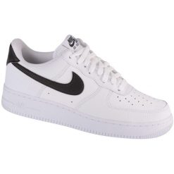 Buty do chodzenia męskie Nike Air Force 1 07. Białe buty sportowe męskie Nike, bez wzorów, z gumy, bez zapięcia, trekkingowe, Nike Air Force. Za 529.99 zł.