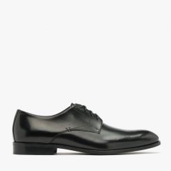 Czarne półbuty męskie ANDREW. Czarne buty wizytowe męskie Ryłko, bez wzorów, ze skóry, bez obcasa, bez zapięcia. Za 529.99 zł.