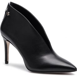 Szpilki GUESS - Boana4 FL7BOA LEA09 BLACK. Czarne szpilki damskie Guess, z aplikacjami, z materiału, bez obcasa, na obcasie, bez zapięcia. Za 689.00 zł.