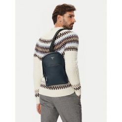 Plecak Guess. Niebieskie plecaki męskie Guess, z aplikacjami, młodzieżowe. Za 364.99 zł.