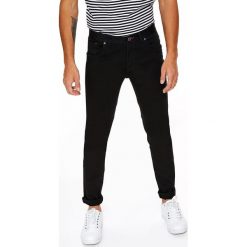 SPODNIE MĘSKIE CZARNE O KROJU SLIM. Czarne spodnie materiałowe męskie TOP SECRET, bez wzorów, z bawełny. W wyprzedaży za 39.99 zł.