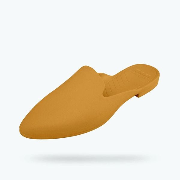 Klapki damskie NATIVE AVA BLOOM. Żółte klapki damskie Native Shoes, bez wzorów, bez obcasa, bez zapięcia. Za 99.99 zł.