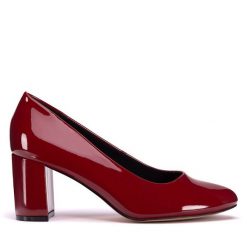 Czółenka Clara Barson. Czerwone czółenka damskie Clara Barson, bez wzorów, bez obcasa, bez zapięcia. Za 119.99 zł.