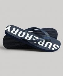 Superdry klapki Code Core Sport z gumy i EVA – ECLIPSE NAVY/OPTIC. Niebieskie klapki męskie Superdry, bez wzorów, z gumy, bez zapięcia. Za 113.25 zł.