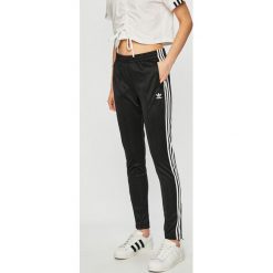 Adidas Originals - Spodnie. Czarne spodnie materiałowe damskie adidas Originals, bez wzorów, z dzianiny, casualowe. Za 199.90 zł.
