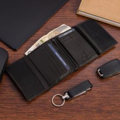 Portfel skórzany męski mały pionowy z flagą czarny RFiD Beltimore D48. Czarne portfele męskie bez wzorów. Za 44.91 zł.