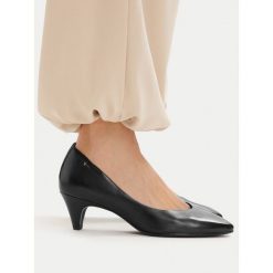 Czółenka Tamaris. Czarne czółenka damskie Tamaris, bez wzorów, bez obcasa, bez zapięcia. Za 262.99 zł.