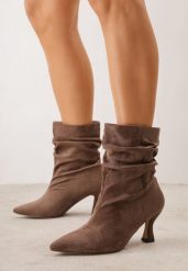 Ciemnobeżowe Drapowane Botki na Geometrycznej Szpilce Carisma. Brązowe botki damskie Born2be, bez wzorów, eleganckie, bez obcasa, na obcasie, bez zapięcia. Za 159.99 zł.