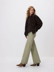 Jeansy flare z wysokim stanem - zielony. Zielone jeansy damskie Reserved, bez wzorów, z bawełny, z podwyższonym stanem. Za 139.99 zł.