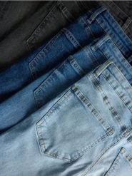 Jeansy slim fit mid rise - jasnoszary. Szare jeansy damskie Reserved, bez wzorów, z bawełny. W wyprzedaży za 79.99 zł.