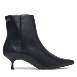 Botki Tommy Jeans. Czarne botki damskie Tommy Jeans, bez wzorów, z jeansu, bez obcasa, na szpilce, bez zapięcia. Za 711.99 zł.