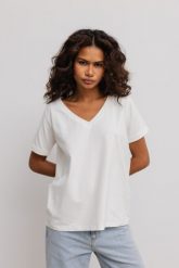 T shirt z dekoltem w kształcie V w kolorze ECRU- V NECK-XL. Białe t-shirty damskie Marsala, xl, bez wzorów, z bawełny, eleganckie, bez kołnierzyka, bez ramiączek. Za 79.90 zł.